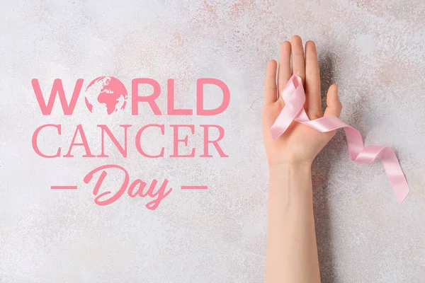 淡い背景にピンクリボンの女性の手 世界がんの日 — ストック写真
