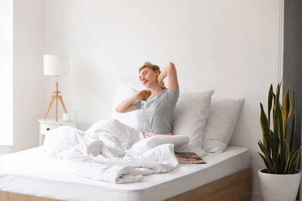 Ochtend Van Mooie Vrouw Stretching Bed — Stockfoto