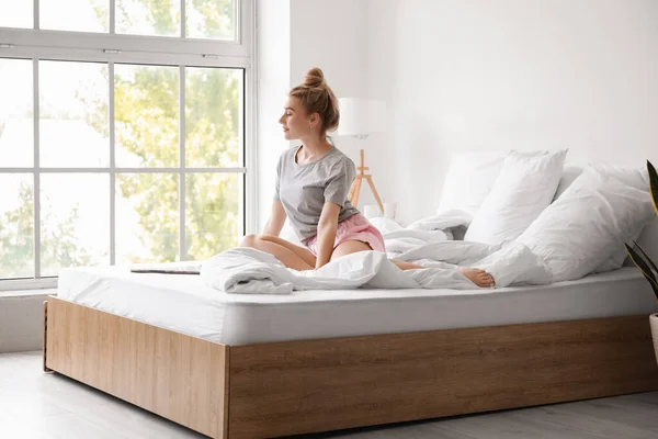 ベッドの上で美しい女性の朝 — ストック写真