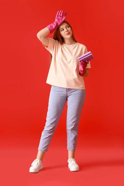 Fatigué Jeune Femme Avec Éponge Sur Fond Couleur — Photo