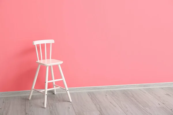 Witte Kinderstoel Buurt Van Kleur Muur Kamer — Stockfoto
