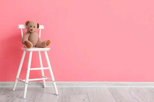 Nowoczesne Krzesło Niedźwiedziem Zabawki Pobliżu Ściany Kolor — Zdjęcie stockowe