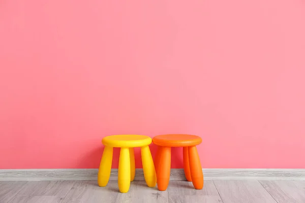 Taburetes Para Niños Cerca Pared Color Habitación — Foto de Stock