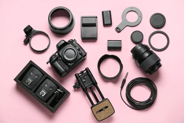 Płaskie Ułożenie Sprzętu Dla Profesjonalnego Fotografa Różowym Tle — Zdjęcie stockowe