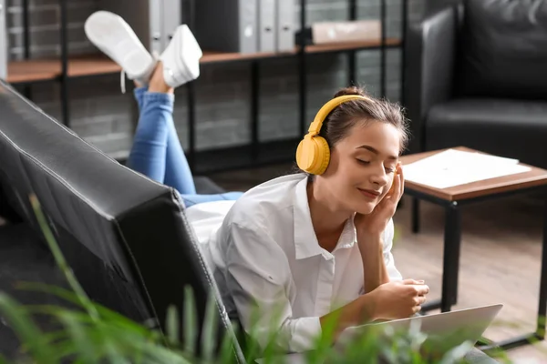 Pretty Young Woman Laptop Listening Music Home — Stock Photo, Image