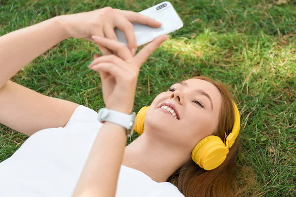 Pretty Young Woman Listening Music Park — Foto Stock