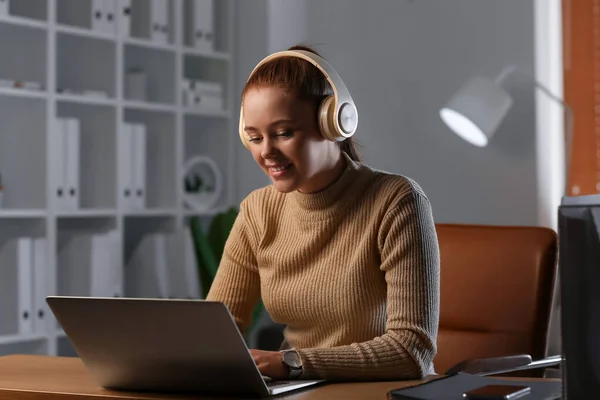 Young Woman Laptop Listening Music Home Evening — Stock Photo, Image