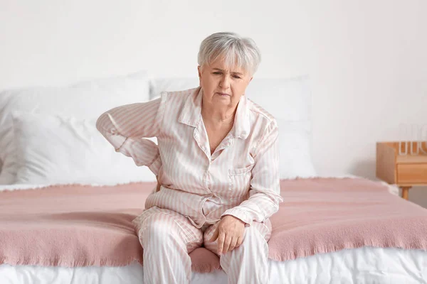 Старша Жінка Яка Страждає Від Болю Спині Ліжку Вдома — стокове фото