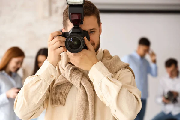 Fotógrafo Masculino Durante Aulas Estúdio — Fotografia de Stock