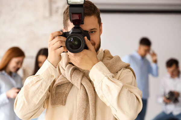 Фотограф-мужчина во время занятий в студии