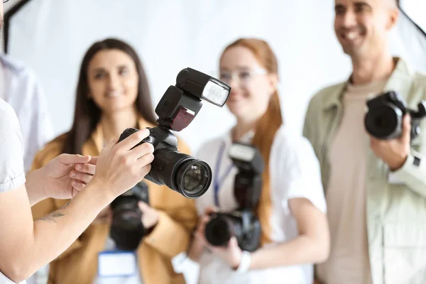 Professional Photographer Teaching Young People Studio — Stock Photo, Image