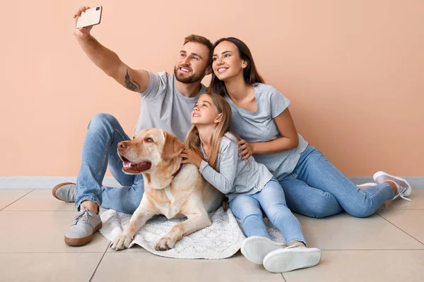 Ευτυχισμένη Οικογένεια Αστεία Λαμπραντόρ Σκυλί Λήψη Selfie Κοντά Μπεζ Τοίχο — Φωτογραφία Αρχείου