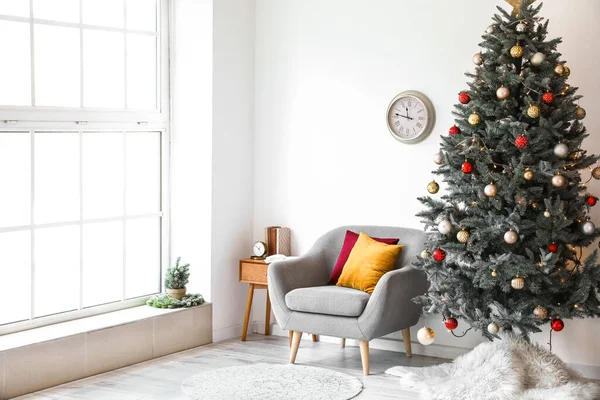 Intérieur Élégant Avec Arbre Noël Horloge Sur Mur Lumière — Photo