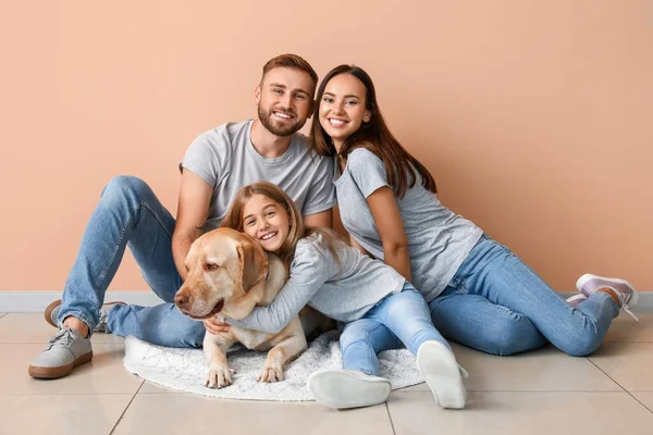 Gelukkig Ouders Met Kleine Dochter Grappige Labrador Hond Buurt Beige — Stockfoto