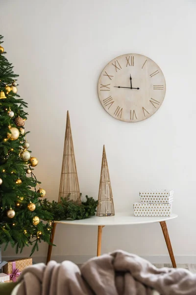 Stijlvol Interieur Met Kerstboom Klok Lichte Muur — Stockfoto