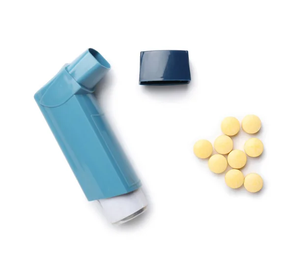 白地に現代の喘息吸入器と丸薬 — ストック写真
