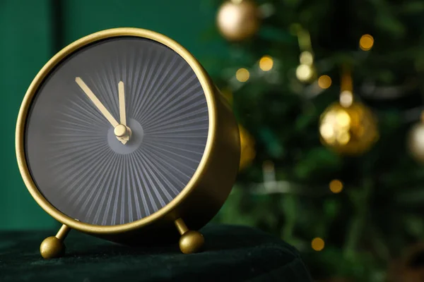 Reloj Despertador Elegante Sobre Fondo Borroso Del Árbol Navidad — Foto de Stock