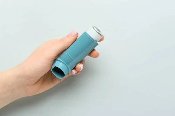 Female Hand Modern Asthma Inhaler Grey Background — Stock Photo, Image