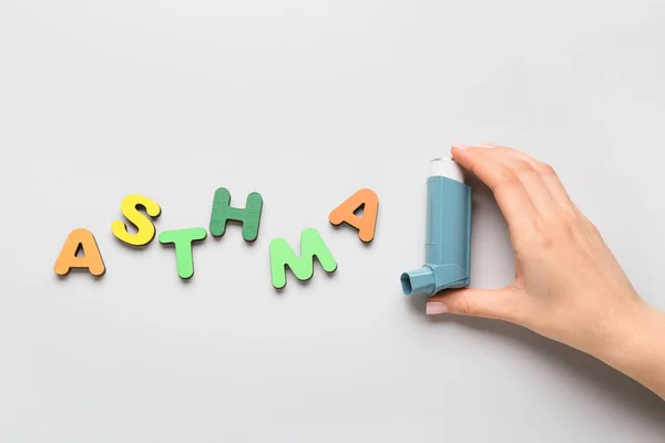 Female Hand Modern Inhaler Word Asthma Grey Background — Fotografia de Stock