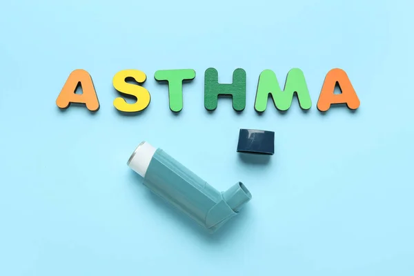 Слово Asthma Сучасний Інгалятор Синьому Фоні — стокове фото