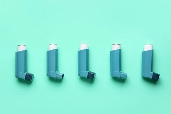 Modern Asthma Inhalers Green Background — Stock Photo, Image