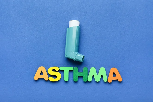 Інгалятор Слово Asthma Синьому Фоні — стокове фото