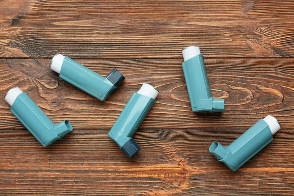 Inhaladores Asma Sobre Fondo Madera — Foto de Stock