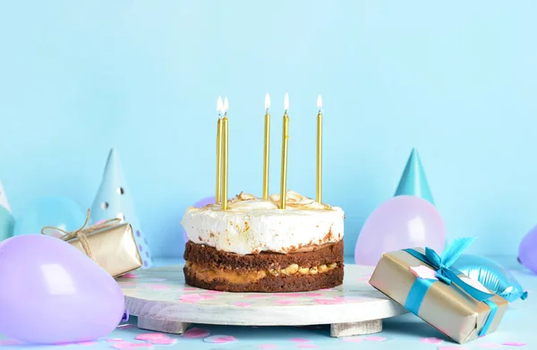 Deska Smacznym Tortem Urodzinowym Balonami Prezentami Niebieskim Tle — Zdjęcie stockowe