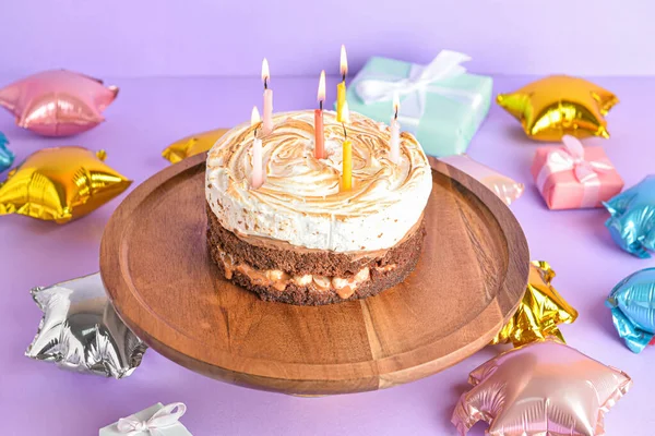 Stojak Smacznym Tortem Urodzinowym Balonami Fioletowym Tle — Zdjęcie stockowe