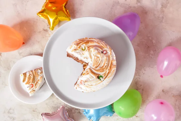 Talerz Kawałkiem Smacznego Tortu Urodzinowego Balonów Jasnym Tle — Zdjęcie stockowe