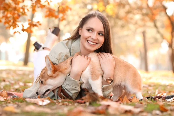 Junge Frau Mit Süßem Corgi Hund Liegt Auf Plaid Herbstpark — Stockfoto
