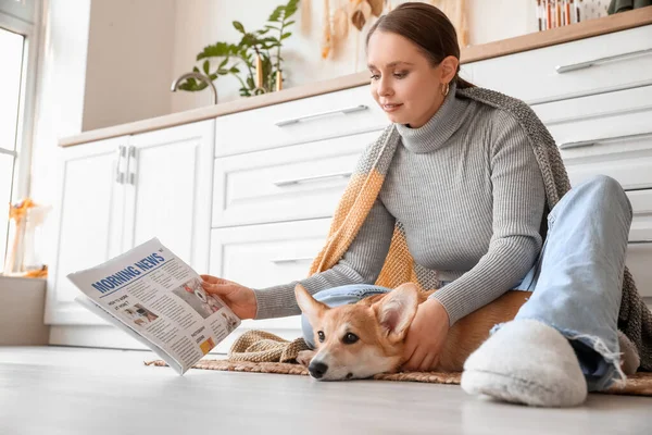 Young Woman Cute Corgi Dog Newspaper Sitting Floor Kitchen — Stock Photo, Image