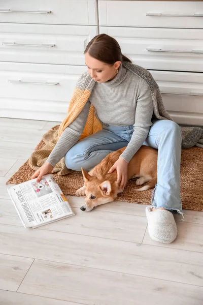 Young Woman Cute Corgi Dog Newspaper Sitting Floor Kitchen — Foto Stock