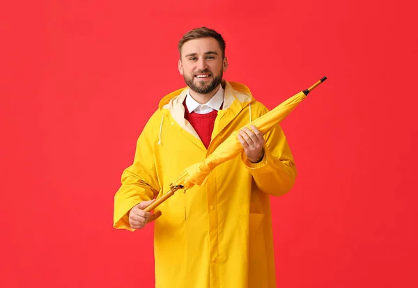 Fiatal Férfi Stílusos Esőkabát Esernyő Színes Háttér — Stock Fotó