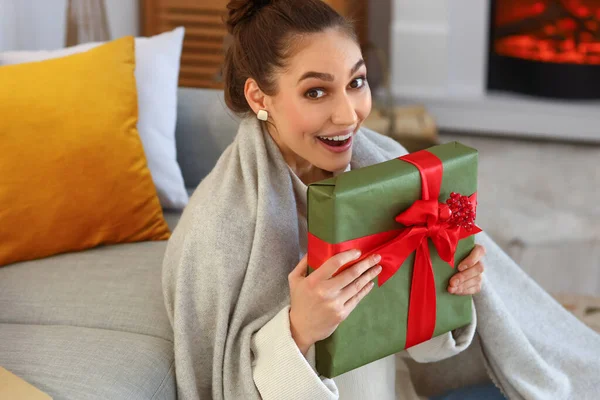 Surprised Woman Christmas Gift Home — Stock Photo, Image