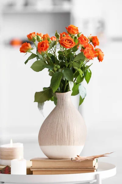 Jarrón Con Hermosas Rosas Naranjas Libros Velas Mesa Habitación —  Fotos de Stock