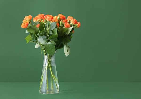 Florero Con Hermosas Rosas Naranjas Sobre Fondo Verde — Foto de Stock