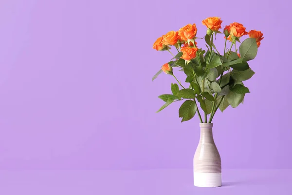 Florero Con Hermosas Rosas Naranjas Sobre Fondo Púrpura — Foto de Stock