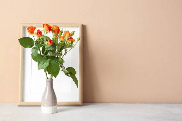 Vase Beautiful Orange Roses Blank Photo Frame Table Beige Wall — ストック写真