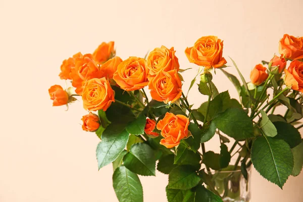 Μπουκέτο Όμορφα Πορτοκαλί Τριαντάφυλλα Μπεζ Φόντο — Φωτογραφία Αρχείου
