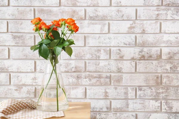 Vase Beautiful Orange Roses Table Brick Wall — Fotografia de Stock