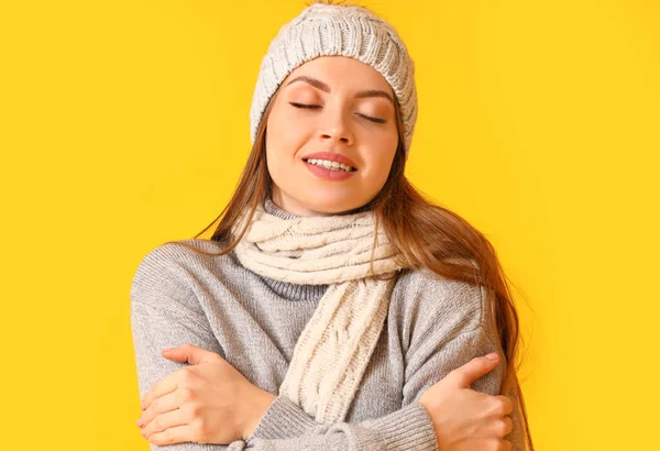 Schöne Junge Frau Warmer Winterkleidung Auf Farbigem Hintergrund — Stockfoto