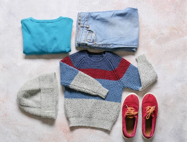 Hafif arka planda sıcak çocuk kıyafetleri ve ayakkabıları.