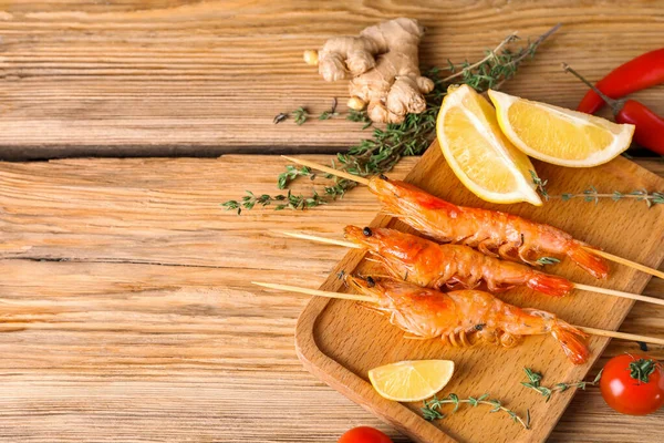 Board Grilled Shrimp Skewers Wooden Background — Stock Photo, Image