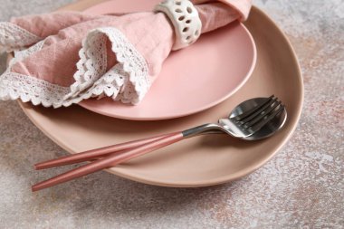 Aydınlık arkaplanda şenlikli masa ayarları, yakın plan