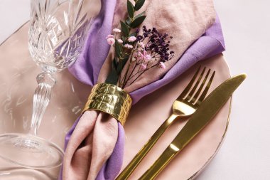 Işık arkaplanda çiçekli şenlik masası ayarları, yakın plan