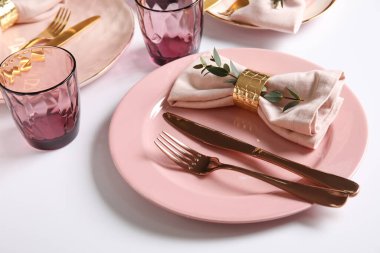 Aydınlık arkaplanda şenlikli masa ayarları, yakın plan