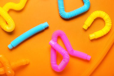 Turuncu arka planda pop tüpleri