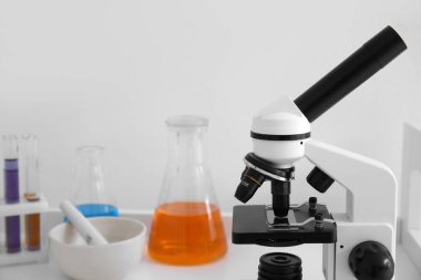 Modern mikroskop tıbbi laboratuarda, yakın plan.