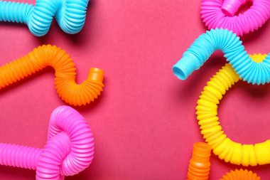 Renkli arka planda farklı pop tüpleri